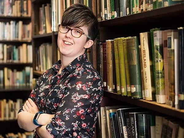 Nữ nhà báo Lyra McKee. (Ảnh: AFP/ TTXVN) Cảnh sát Bắc Ireland thả 2 nghi phạm sau vụ sát hại nữ nhà báo ảnh 1