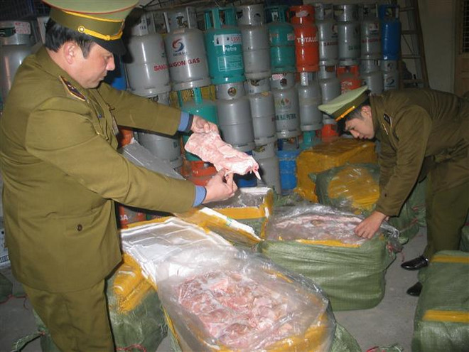 Tiêu hủy gần 100kg nội tạng dê bốc mùi không rõ nguồn gốc xuất xứ ảnh 1