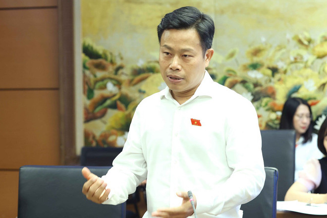 Đại biểu Quốc hội Thành phố Hà Nội Lê Quân thảo luận tại tổ. (Ảnh: Phương Hoa/TTXVN) ttxvn_cai_cach_tien_luong_2506-2.jpg
