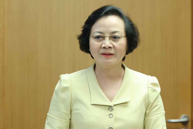 Bộ trưởng Bộ Nội vụ, đại biểu Quốc hội tỉnh Yên Bái Phạm Thị Thanh Trà thảo luận tại tổ. (Ảnh: Phương Hoa/TTXVN) ttxvn_cai_cach_tien_luong_2506-3.jpg