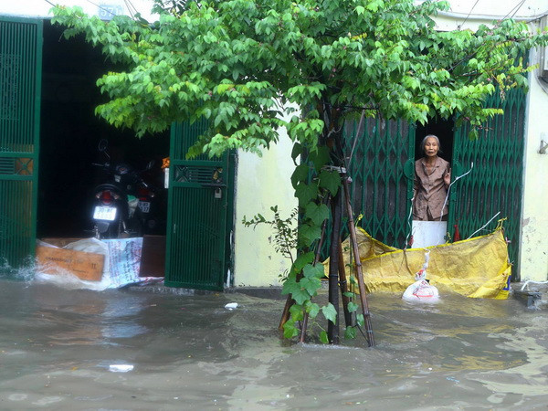 Vận hành các trạm bơm để giảm thiểu tối đa úng ngập tại Hà Nội ảnh 1