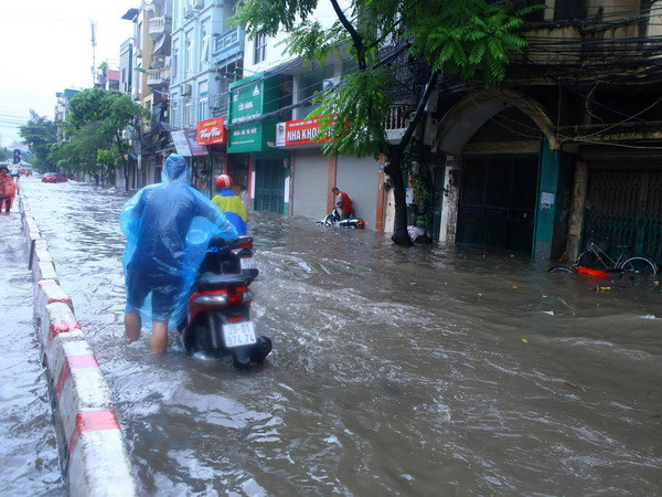 Cảnh báo các tuyến phố ở Hà Nội tiếp tục ngập sâu đến 0,6m ảnh 1