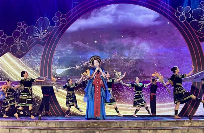 Yên Bái: Tưng bừng khai mạc Lễ hội hoa Tớ Dày Mù Cang Chải 2022 ảnh 1