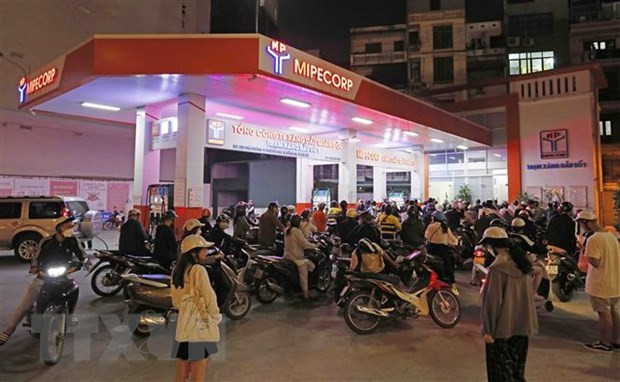 Người dân xếp hàng dài chờ mua xăng, dầu tại cửa hàng kinh doanh xăng, dầu trên đường Giải Phóng, tối 5/11. (Ảnh: Trần Việt/TTXVN) 10 sự kiện nổi bật của Việt Nam năm 2022 do TTXVN bình chọn ảnh 6