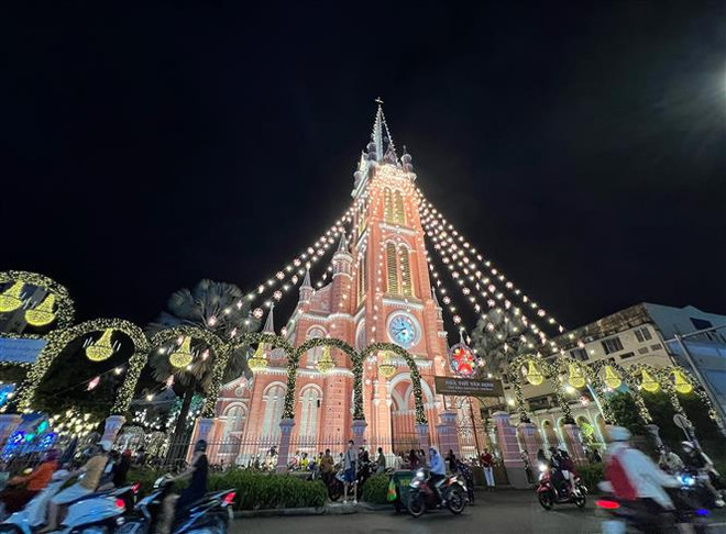 Nhà thờ Tân Định (quận 3) được trang trí bằng hàng trăm ngôi sao nhỏ lung linh sắc màu. (Ảnh: Thu Hương/TTXVN) TP Hồ Chí Minh: Rộn ràng mùa Giáng sinh sau một năm vượt qua đại dịch ảnh 1