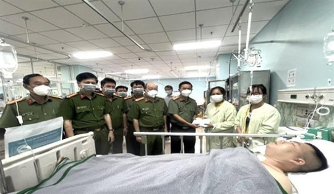 Đồng Nai: Thăm hỏi cán bộ công an bị thương khi làm nhiệm vụ ảnh 1