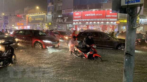 Nhiều tuyến đường chính của Đà Nẵng ngập sâu, người dân di chuyển khó khăn. (Ảnh: Văn Dũng/TTXVN) 10 sự kiện nổi bật của Việt Nam năm 2022 do TTXVN bình chọn ảnh 7