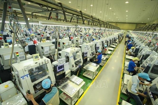 Dây chuyền sản xuất linh kiện điện tử tại Công ty TNHH Bokwang Vina. (Ảnh: TTXVN) 10 sự kiện nổi bật của Việt Nam năm 2022 do TTXVN bình chọn ảnh 1