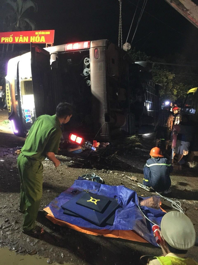 Hiện trường vụ tai nạn. (Ảnh: Sỹ Tuyên/TTXVN) Đồng Nai: Lật xe khách trong đêm, 2 người chết 17 người bị thương ảnh 3