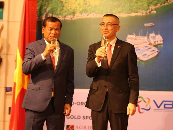 Đại sứ Vũ Quang Minh cùng Bộ trưởng Du lịch Campuchia Thong Khon cùng nâng ly với các đại biểu tại lễ kỷ niệm. (Ảnh: PV/Vietnam+) Đại sứ quán Việt Nam tại Campuchia chiêu đãi kỷ niệm Quốc khánh ảnh 1