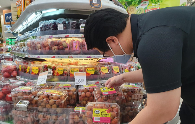 Những trái vải thiều Việt Nam chinh phục khách hàng Singapore. (Ảnh: Lê Dương/Vietnam+) Đẩy mạnh phát triển sản xuất, chế biến, tiêu thụ và xuất khẩu nông sản ảnh 2