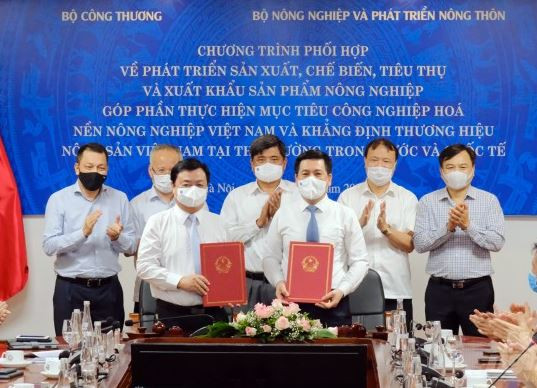 Toàn cảnh buổi Lễ ký kết hợp tác giữa Bộ Nông nghiệp và Phát triển Nông thôn với Bộ Công Thương. (Nguồn: mard.gov.vn) Đẩy mạnh phát triển sản xuất, chế biến, tiêu thụ và xuất khẩu nông sản ảnh 3