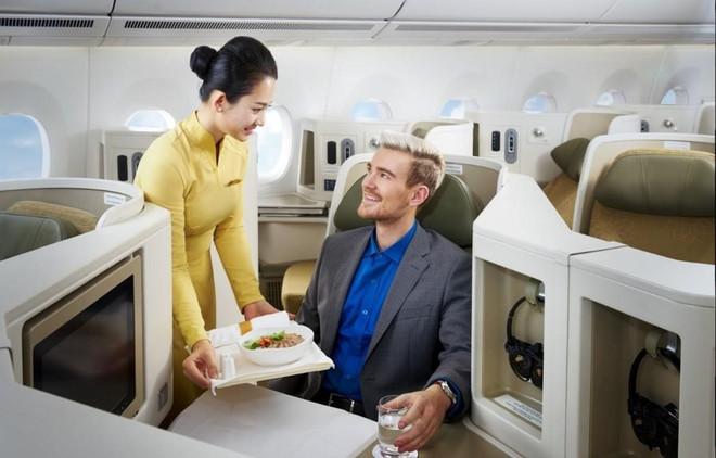 Suất ăn trên chuyến bay của Vietnam Airlines gồm nhiều thực đơn phong phú và đa dạng ẩm thực. (Ảnh: CTV/Vietnam+) Vietnam Airlines công bố chiến lược phát triển đường bay HN-TP.HCM ảnh 1