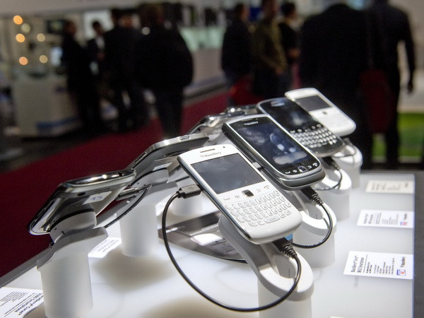 Lợi nhuận sụt giảm, thêm hai giám đốc BlackBerry ra đi ảnh 1