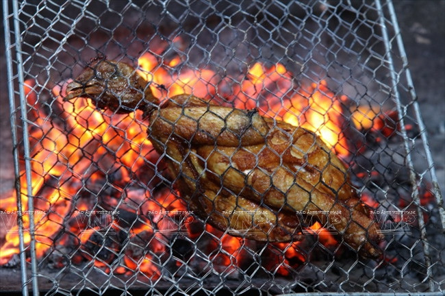 Về Mai Châu thưởng thức món xôi tím gà nướng mắc khén ảnh 2