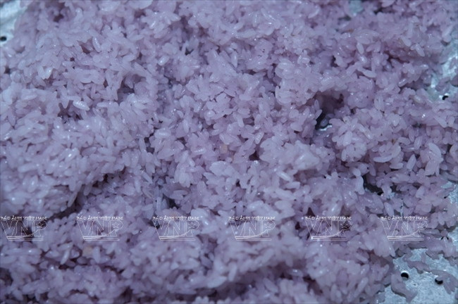 Về Mai Châu thưởng thức món xôi tím gà nướng mắc khén ảnh 3