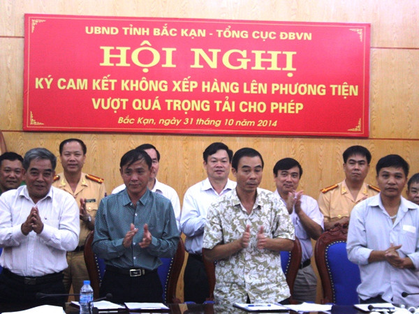 Bắc Kạn ký cam kết không xếp hàng vượt quá tải trọng lên xe ảnh 1