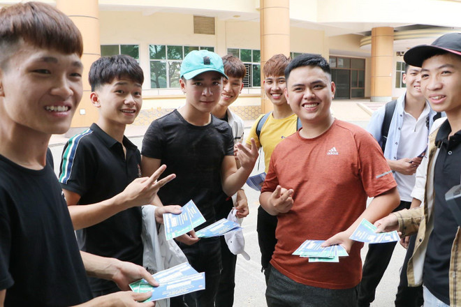 Người hâm mộ xếp hàng dài chờ mua vé xem U23 Việt Nam thi đấu ảnh 2