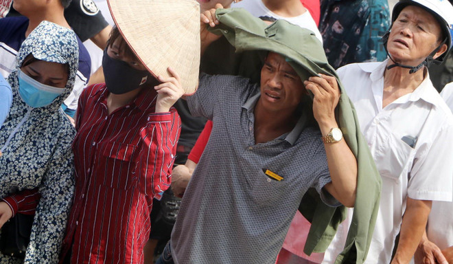 Người hâm mộ xếp hàng dài chờ mua vé xem U23 Việt Nam thi đấu ảnh 1