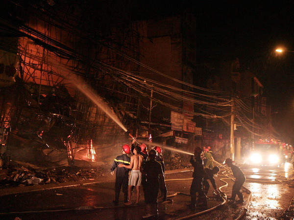 Cháy nhà trong đêm, hai người tử vong, một người bị bỏng nặng ảnh 1