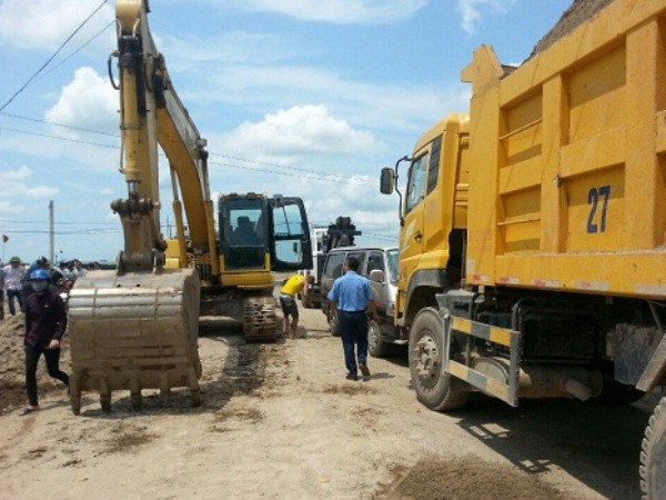 Doanh nghiệp “quây nhốt” đoàn xe công vụ 4 ngày vẫn chưa thả ảnh 1