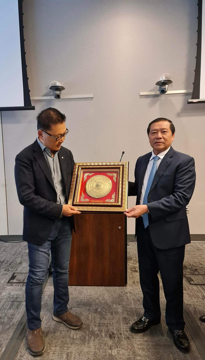 Đ/c Lại Xuân Môn (bên phải) tặng quà kỷ niệm cho ông Yung Wu, giám đốc điều hành MaRS. Việt Nam mong muốn mở rộng quan hệ hợp tác nghiên cứu với Canada ảnh 2