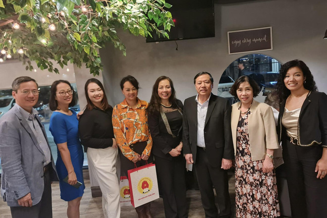 Đồng chí Lại Xuân Môn và Đại sứ bổ nhiệm Phạm Vinh Quang (bên trái ngoài cùng) chụp ảnh chung với đại diện tiêu biểu của Cộng đồng người Việt. Việt Nam mong muốn mở rộng quan hệ hợp tác nghiên cứu với Canada ảnh 1