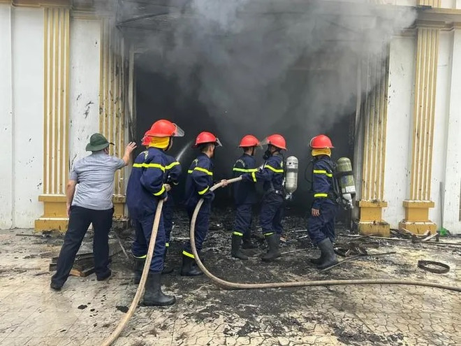 Dập tắt kịp thời đám cháy lớn ở quán Karaoke tại Đắk Lắk ảnh 1
