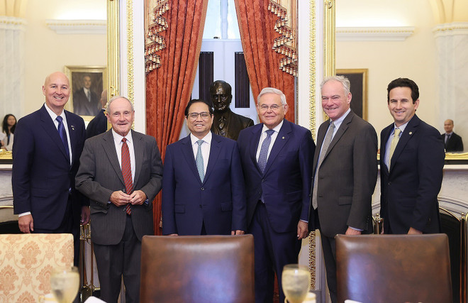Thủ tướng Phạm Minh Chính với Chủ tịch Ủy ban Đối ngoại Thượng viện Hoa Kỳ Robert Menendez và các Thượng nghị sỹ Hoa Kỳ. (Ảnh: Dương Giang/TTXVN) Thủ tướng gặp Chủ tịch Ủy ban Đối ngoại Thượng viện Hoa Kỳ ảnh 4