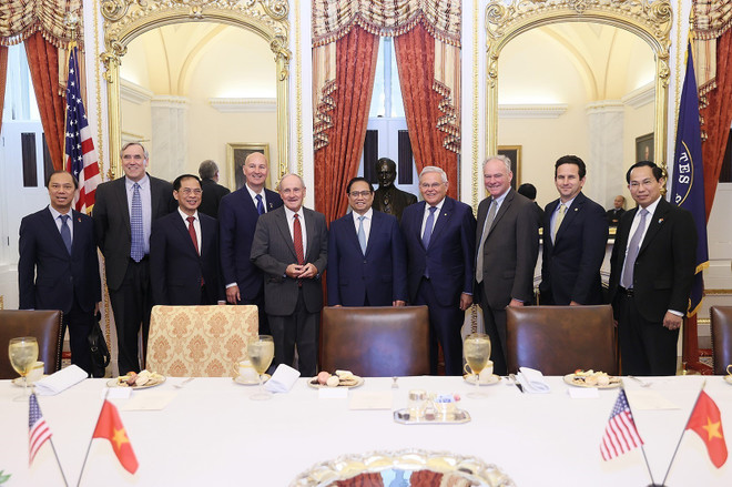 Thủ tướng Phạm Minh Chính với Chủ tịch Ủy ban Đối ngoại Thượng viện Hoa Kỳ Robert Menendez và các Thượng nghị sỹ Hoa Kỳ. (Ảnh: Dương Giang/TTXVN) Thủ tướng gặp Chủ tịch Ủy ban Đối ngoại Thượng viện Hoa Kỳ ảnh 3
