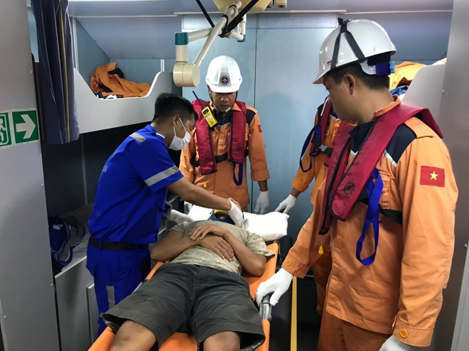 Ngư dân gặp nạn được chăm sóc y tế trước khi được đưa lên bờ cấp cứu. (Ảnh: TTXVN phát) Kịp thời đưa ngư dân gặp nạn trên vùng biển Trường Sa vào bờ cấp cứu ảnh 1
