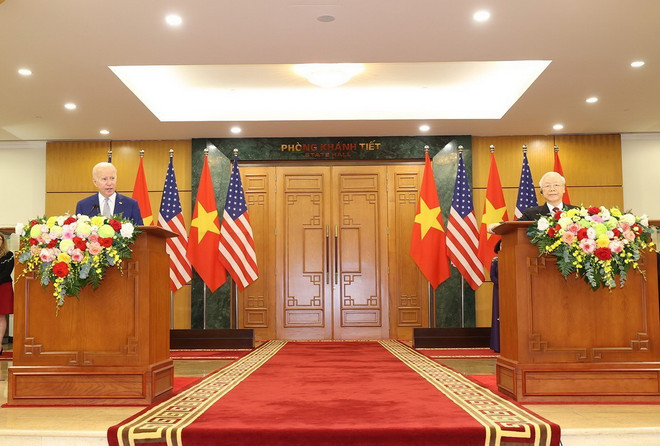 Chiều 10/9/2023, tại Trụ sở Trung ương Đảng, Tổng Bí thư Nguyễn Phú Trọng và Tổng thống Hoa Kỳ Joe Biden tiến hành họp báo chung sau khi kết thúc hội đàm. Hai bên đã ra Tuyên bố chung về việc nâng tầm quan hệ Việt Nam - Hoa Kỳ lên Đối tác Chiến lược Toàn diện vì Hòa bình, Hợp tác và Phát triển bền vững. (Ảnh: Trí Dũng/TTXVN) vna_potal_tong_bi_thu_nguyen_phu_trong_va_tong_thong_hoa_ky_joe_biden_hop_bao_chung_Nang cap quan he Doi tac chien luoc toan dien_resize.jpg