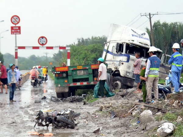 Liên tiếp 2 vụ ôtô cuốn xe máy vào gầm, 3 người tử vong ảnh 1