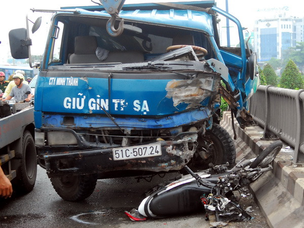 Liên tiếp 2 vụ ôtô cuốn xe máy vào gầm, 3 người tử vong ảnh 2