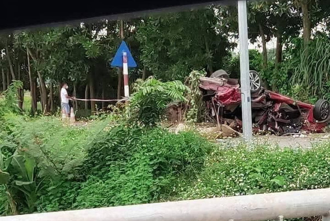 Bắc Ninh: Ôtô con vỡ nát sau khi va chạm với xe tải, 2 người tử vong ảnh 1