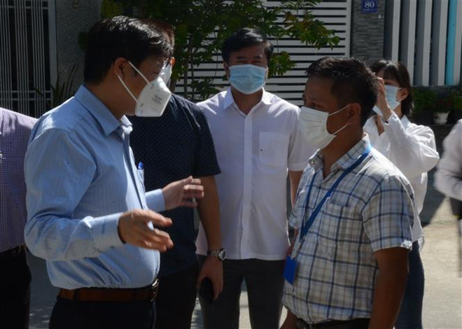 Đoàn kiểm tra tại khu dân cư nơi có ca mắc COVID-19 số 416. (Ảnh: Quốc Dũng/TTXVN) Bộ Quốc phòng tiếp tục tăng cường kiểm soát chặt khu vực biên giới ảnh 1