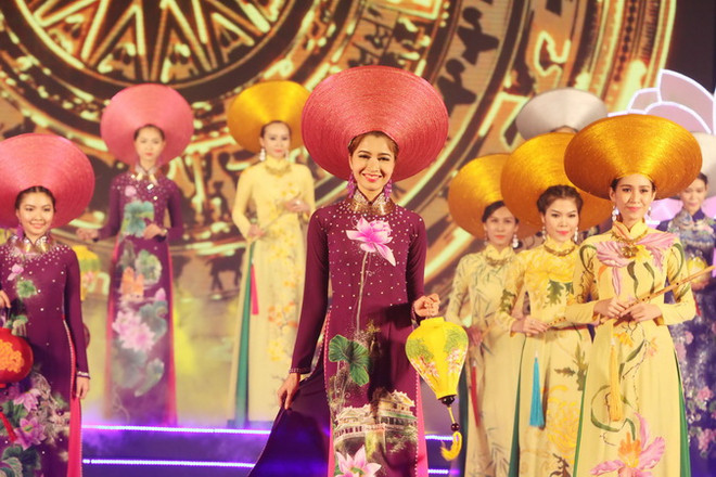 Đại sứ, Phu nhân Đại sứ nước ngoài trình diễn ở Lễ hội Áo dài ảnh 1