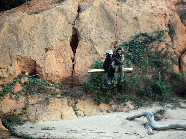 Làm cầu treo để người dân không còn "đu cáp qua sông Pô Kô” ảnh 1