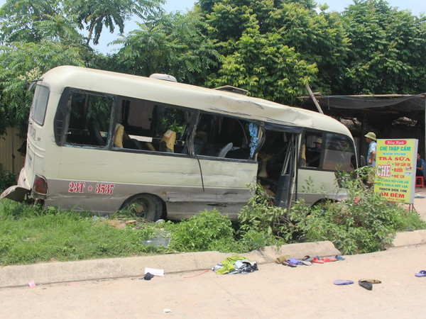 Xe khách va chạm xe tải rồi lao lên vệ đường, 24 người bị thương ảnh 1