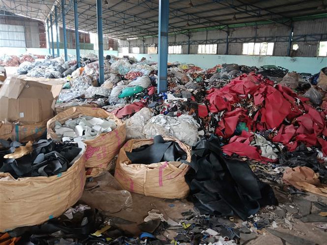 Đồng Nai: Đổ trộm hàng trăm tấn rác thải vào kho của người khác ảnh 1