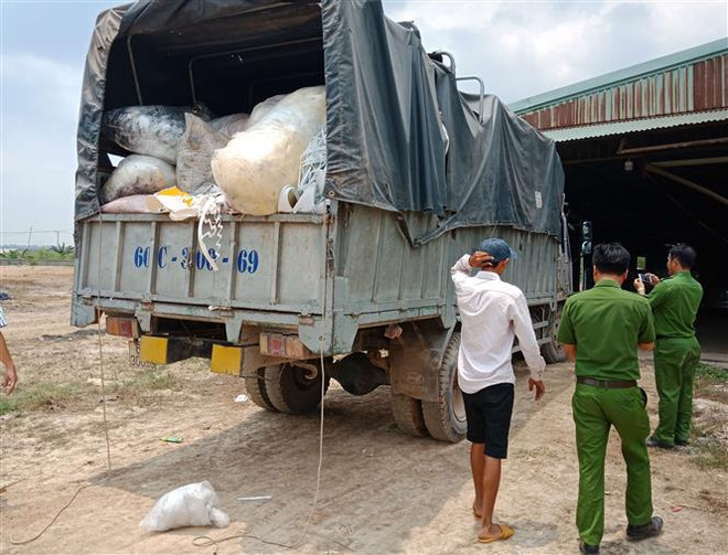 Đồng Nai: Đổ trộm hàng trăm tấn rác thải vào kho của người khác ảnh 2