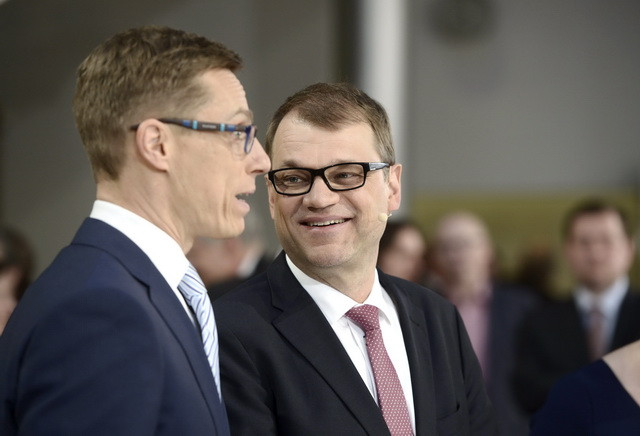 Thủ tướng Alexander Stubb (trái) và Lãnh đạo đảng Trung tâm Juha Sipilae tham dự cuộc họp báo ở Helsinki ngày 19/4. (Nguồn: AFP/TTXVN) Chính phủ Phần Lan từ chức sau thất bại trong bầu cử quốc hội ảnh 1