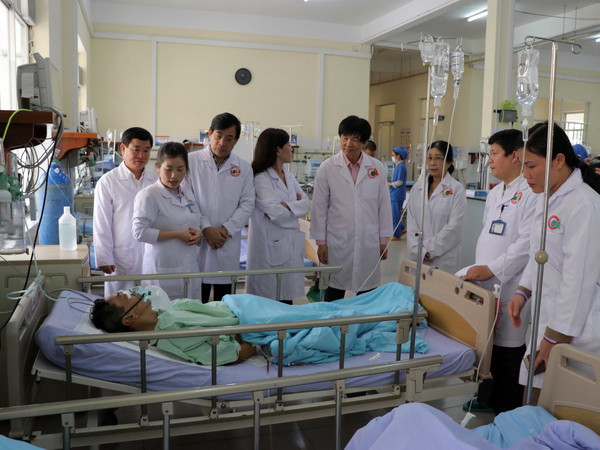 Đại diện Bộ Y tế thăm hỏi bệnh nhân vụ tai nạn tại Lâm Đồng ảnh 1