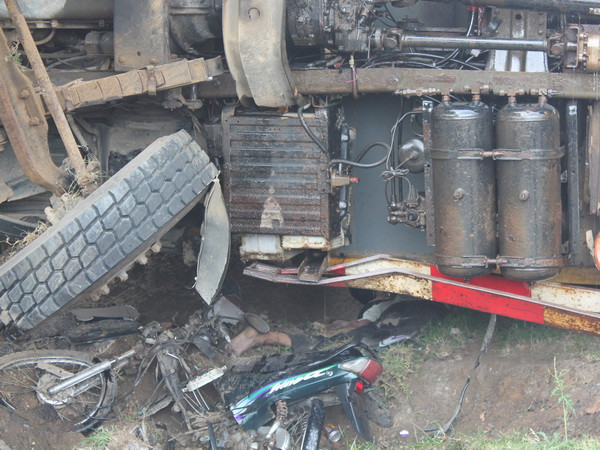 Tài xế 17 tuổi lái ôtô gây tai nạn liên tiếp trước khi lật giữa đường ảnh 1