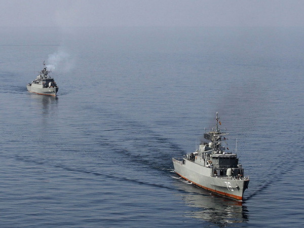 Tàu hải quân Iran tham gia cuộc diễn tập quân sự Valayat-90 tại eo biển Hormuz. (Nguồn: Sputnik/TTXVN) Hải quân Mỹ cáo buộc tàu Iran có hành động nguy hiểm ảnh 1
