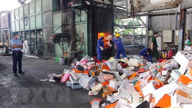 Phú Thọ: Tiêu hủy hơn 4 tấn thực phẩm bánh, kẹo không rõ nguồn gốc ảnh 1