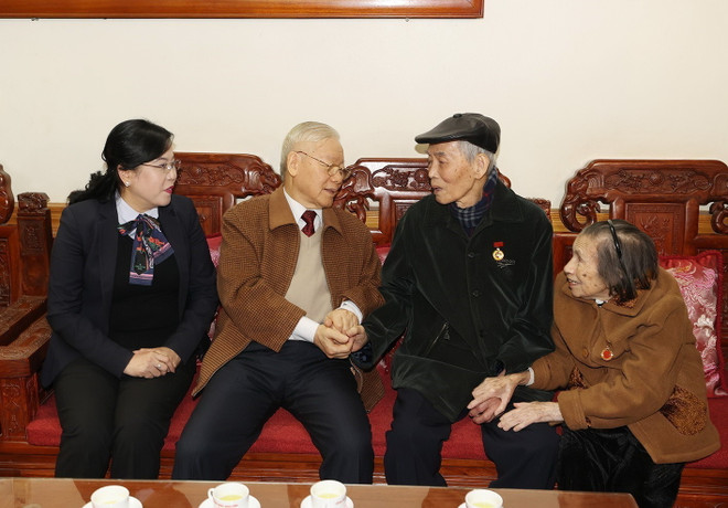Tổng Bí thư Nguyễn Phú Trọng đến thăm, chúc Tết và tặng quà ông Nguyễn Trung Lựu tại gia đình. (Ảnh: Trí Dũng/TXVN) Tổng Bí thư yêu cầu chăm lo tốt hơn gia đình chính sách, người có công ảnh 3
