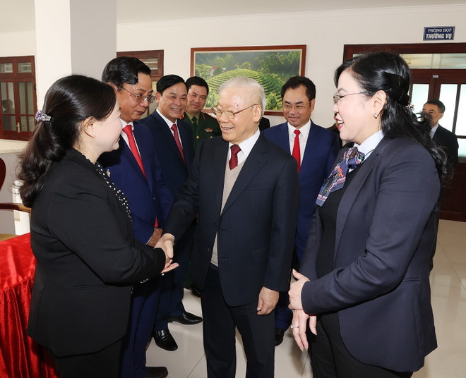 Tổng Bí thư Nguyễn Phú Trọng với Ban Thường vụ và lãnh đạo tỉnh Thái Nguyên. (Ảnh: Trí Dũng/TTXVN) Tổng Bí thư yêu cầu chăm lo tốt hơn gia đình chính sách, người có công ảnh 2