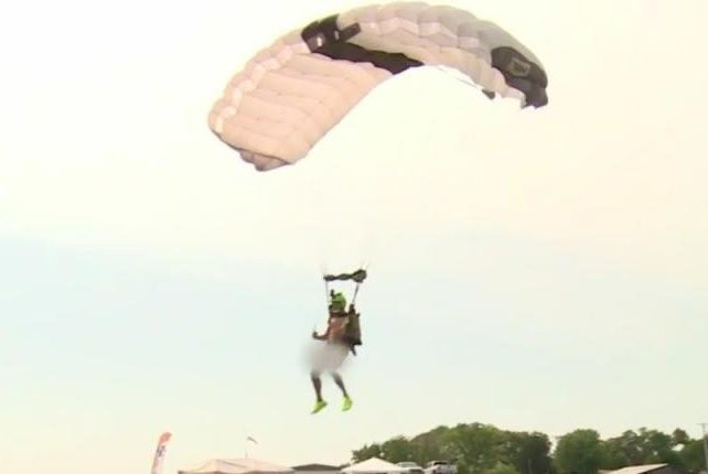 Người đàn ông Mỹ lập kỷ lục 60 lần nhảy dù khỏa thân trong 24 giờ ảnh 2