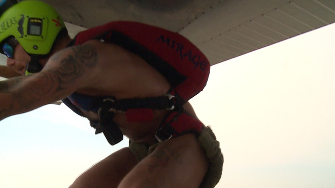 Người đàn ông Mỹ lập kỷ lục 60 lần nhảy dù khỏa thân trong 24 giờ ảnh 1